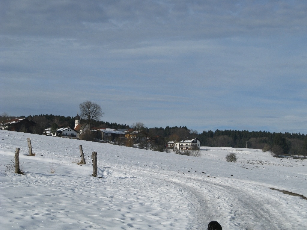 Blick nach Adling vom Bahndamm